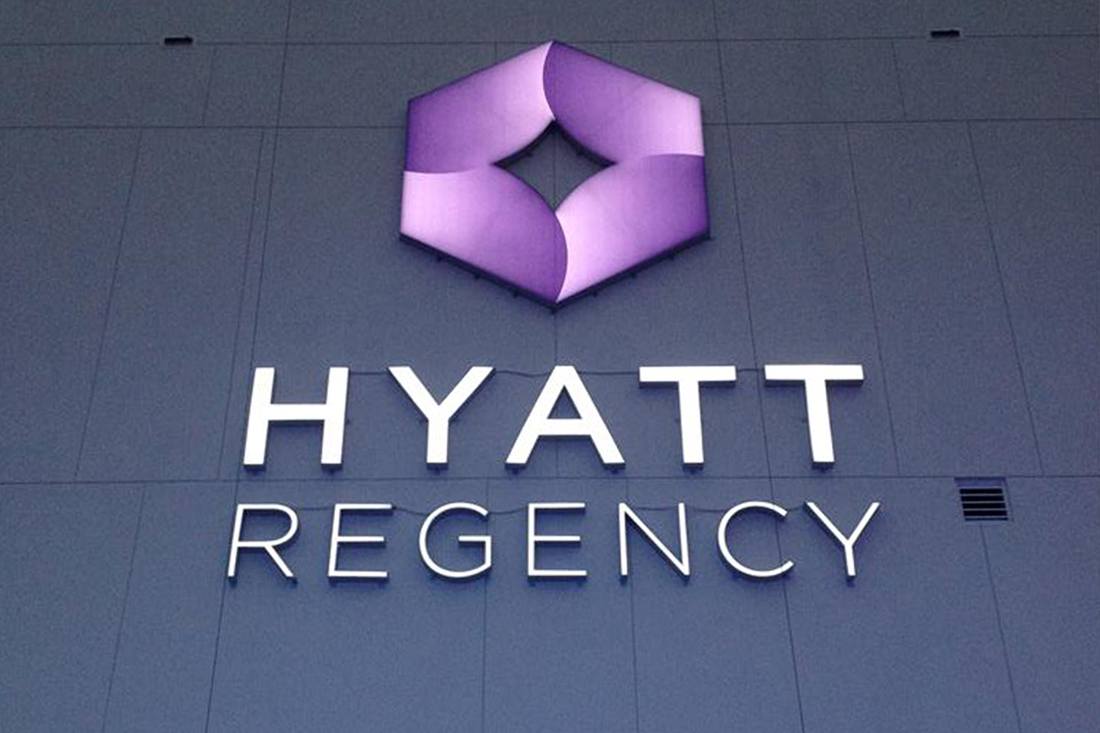 HyattRegency_Hospitality_Signage_1100x733