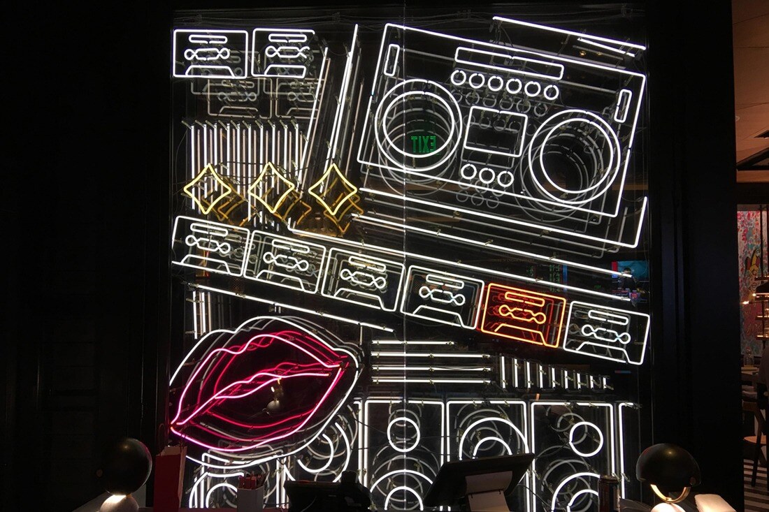 Black tap interior neon signs with lips