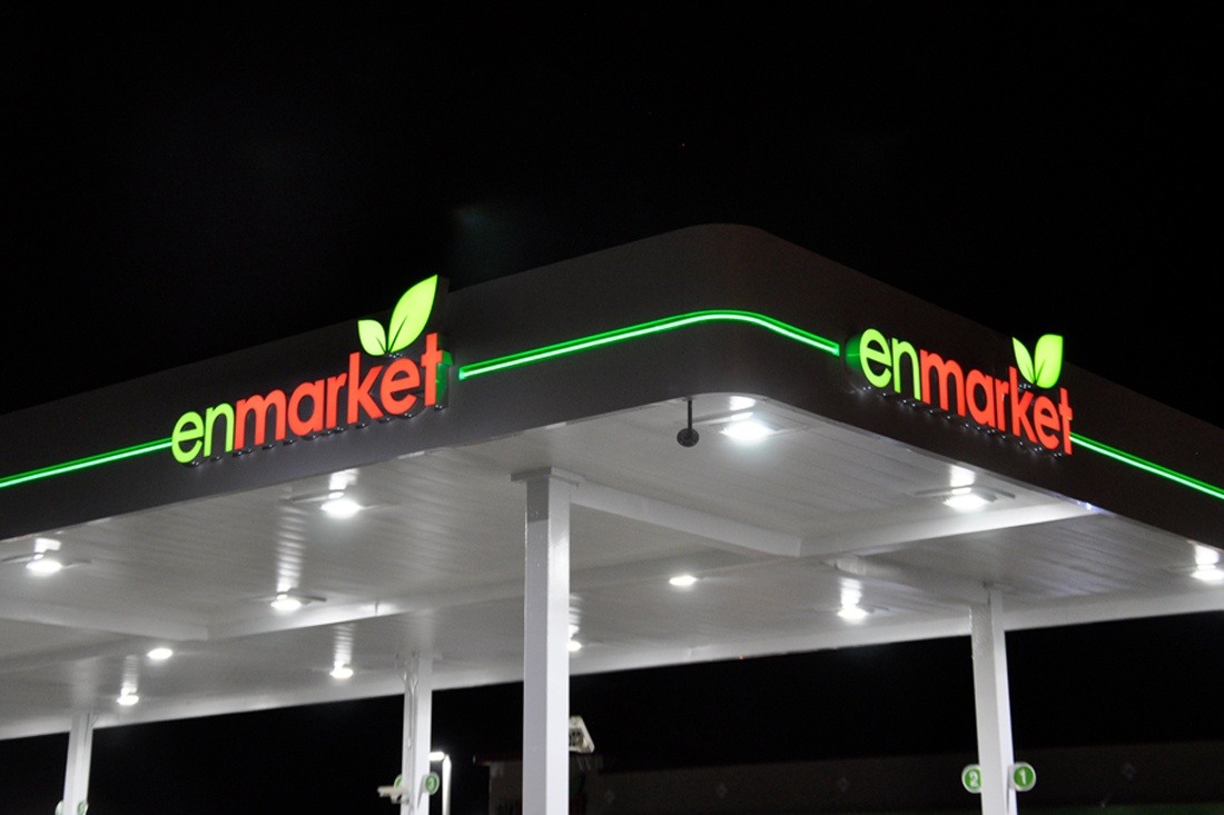 Enmarket canopy at night