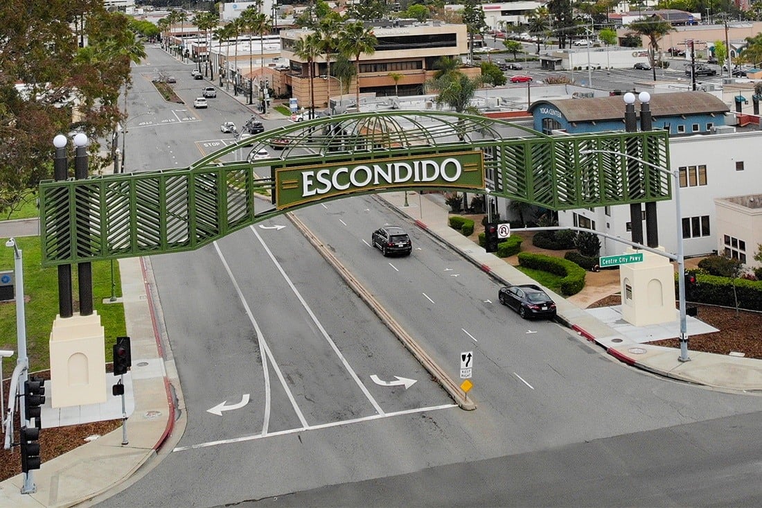 escondido_arch_welcome_sign_manufacturing_installation_government_1100x733_0004_drone-shot-1