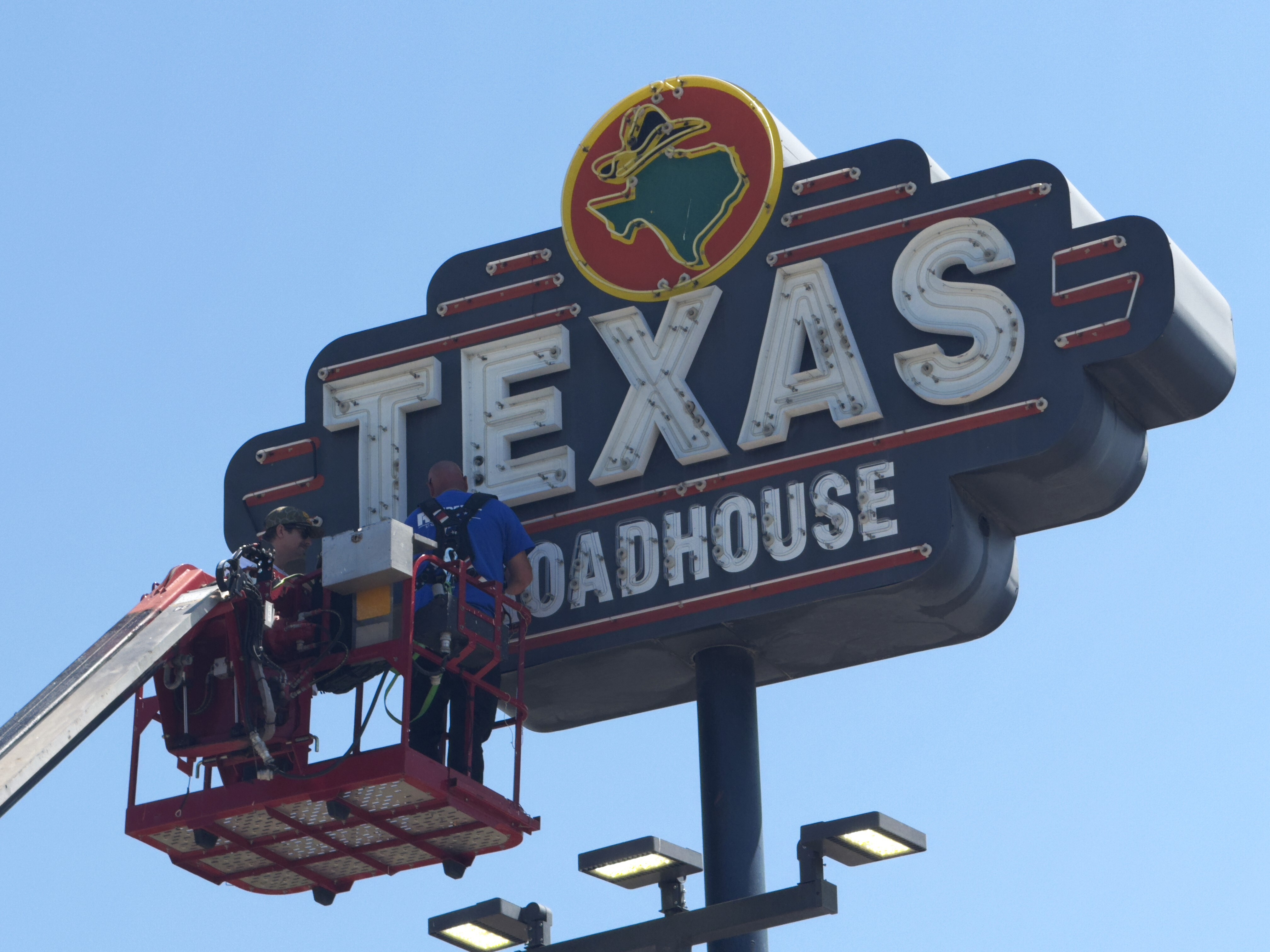 TX Roadhouse Pylon Sign Repair