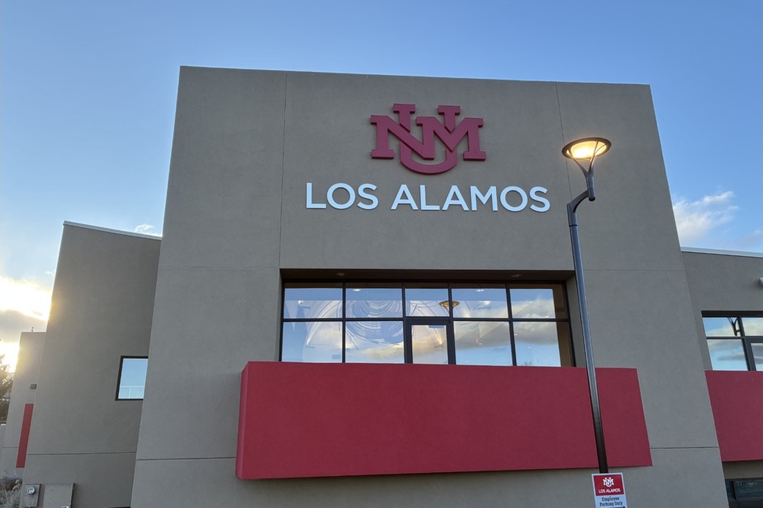 los-alamos-signage-1100x733