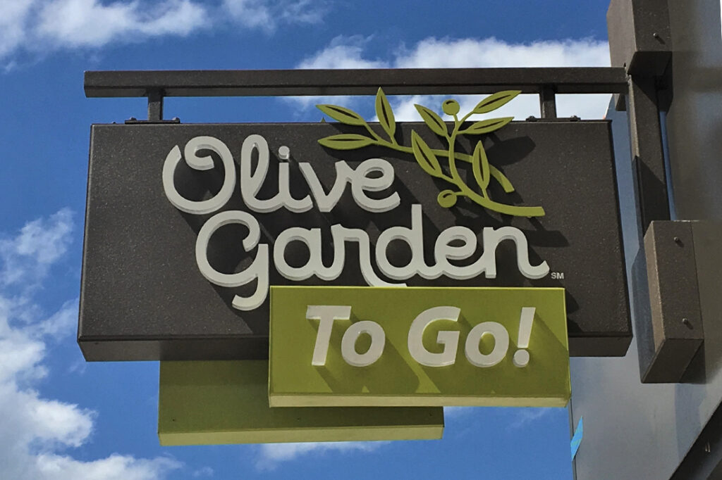 olive garden_exterior_install_signage_1100x733_0001_OG to Go_vertical